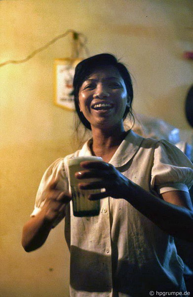 Cười tươi như... bia.