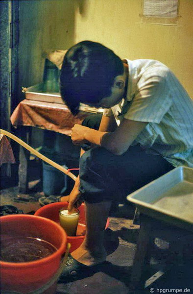 "Bơm" bia từ vại vào cốc.