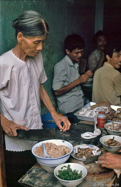 Chế biến lòng lợn phục vụ dân nhậu.