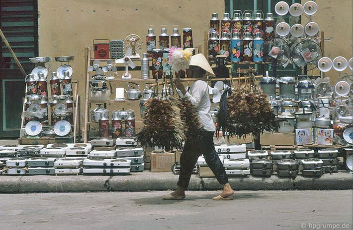 Bếp điện được bày bán la liệt trên vỉa hè cùng nhiều vật dụng gia đình khác.