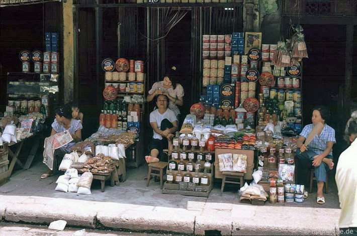 Bánh, mứt, kẹo các loại là mặt hàng chính của nhiều cửa hàng trên phố Hàng Buồm.
