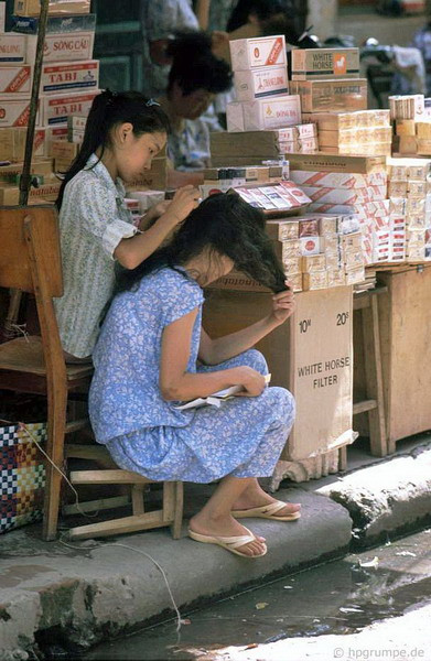 Cửa hàng này bán đủ loại thuốc lá, từ hàng nội cho đến hàng ngoại.