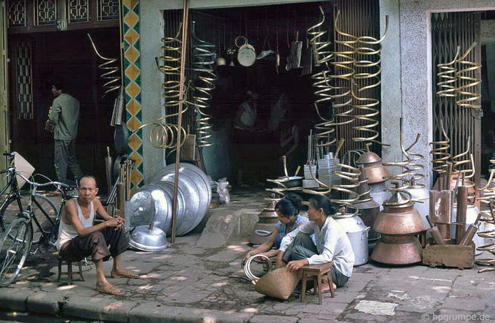 Những chiếc nồi chưng cất có hình thù kỳ lạ này ngày nay không còn thấy bán trên phố nữa.