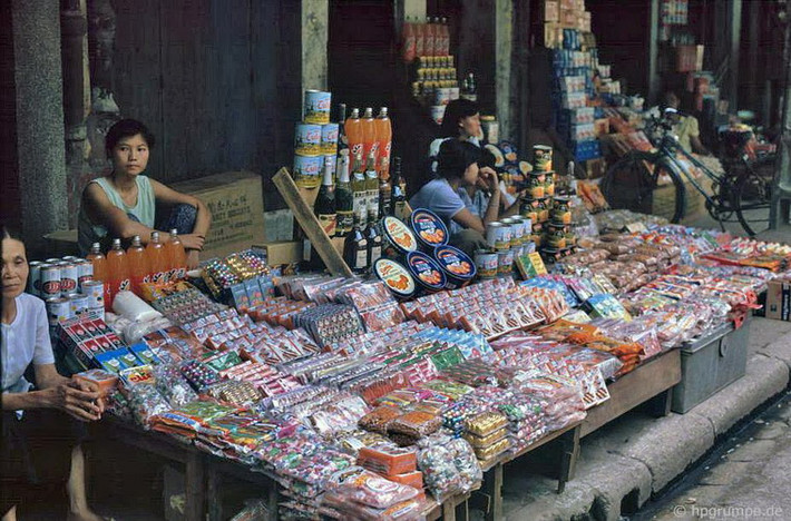 Bia 333 (bên trái) và những hộp bánh hình tròn (giữa ảnh) là những hàng hóa quen thuộc vẫn còn được bán cho đến ngày nay.