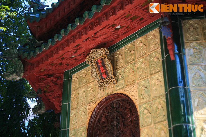 Bên trong tháp là nơi tôn tượng cố Thượng tọa Thích Minh Phát (tầng 1), thờ xá lợi Phật (tầng 2), treo Đại Hồng chung nặng 750kg và thờ tượng Địa Tạng, Bồ Tát (tầng 3). Tầng hầm tháp phụng thờ tro cốt và vật lưu niệm của các vị trụ trì trước đây.