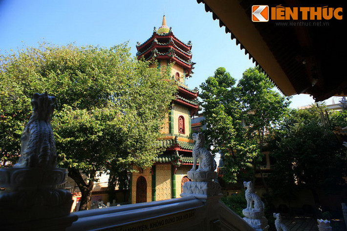 Tháp có hình bát giác, cao 22m, 3 tầng 7 mái.Về tổng thể, tòa tháp toát lên một vẻ đẹp hài hòa, phù hợp với cảnh quan ngôi chùa.