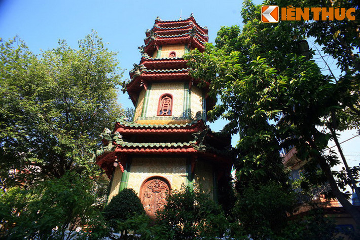 Nét độc đáo và đặc biệt của tòa tháp này là được xây hoàn toàn bằng gốm sứ Việt Nam do các cơ sở gốm sứ Minh Long và Bát Tràng sản xuất.