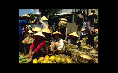 Những người bán hoa quả tại chợ nổi đồng bằng sông Cửu Long, Việt Nam năm 1991. Ảnh: Worldnomads.com.