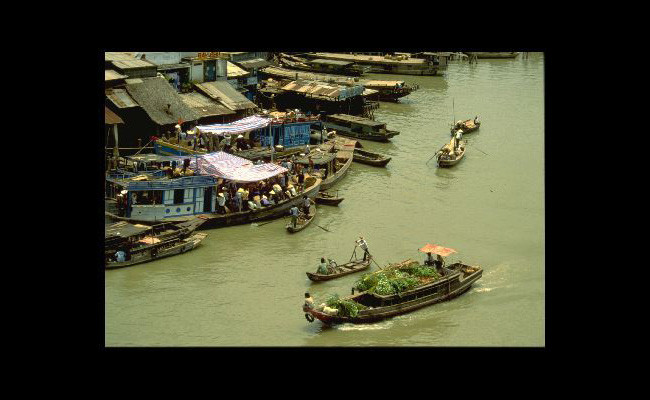 Cuộc sống trên sông nước đồng bằng sông Cửu Long.