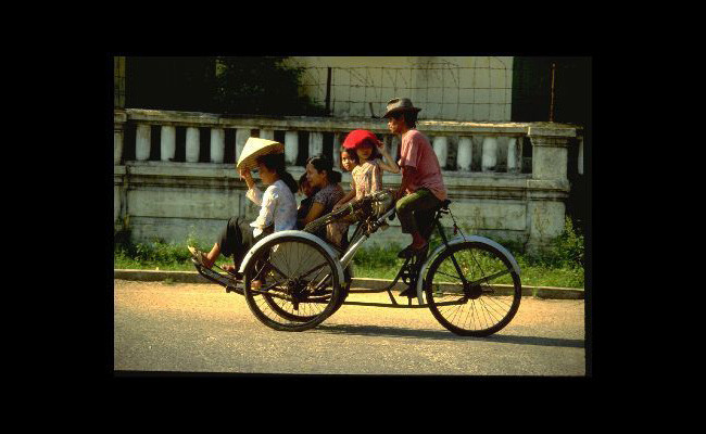 Một gia đình trên xích lô ở Huế.