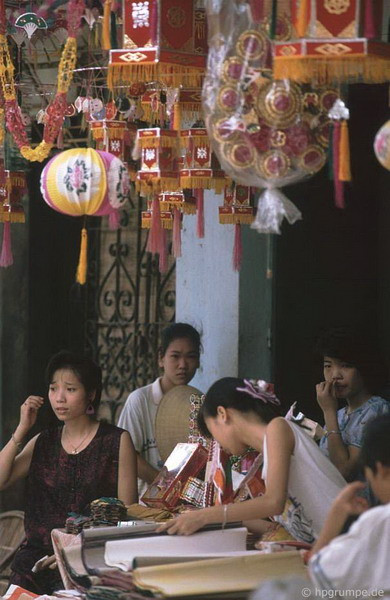 Đèn lồng và các loại giấy màu - mặt hàng đặc trưng của các cửa hàng trên phố Hàng Mã.