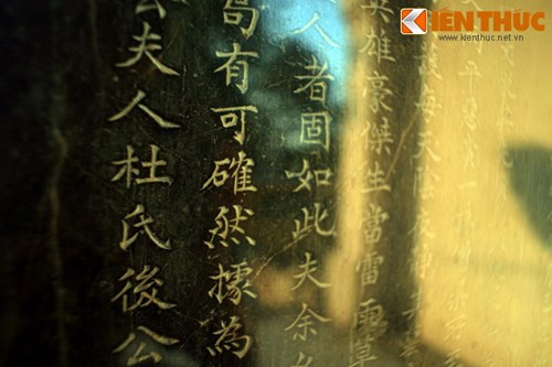 Nội dung văn bia ca tụng công đức Lê Văn Duyệt đối với triều đình và dân chúng. Lê Văn Duyệt (1763 - 1832) là một nhà chính trị, quân sự đã tham gia phò tá chúa Nguyễn Ánh trong cuộc chiến với quân Tây Sơn. Sau khi nhà Nguyễn được thành lập, ông trở thành một vị quan cấp cao trong triều đình và phục vụ hai triều vua Gia Long và Minh Mạng.