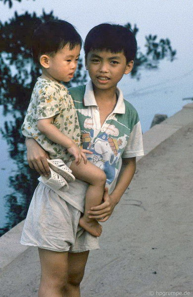Bế em đi dạo bờ hồ.