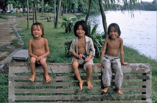 Vắt vẻo trên chiếc ghế đá cũ kĩ.