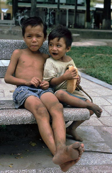 Hai chú bé trên ghế đá.