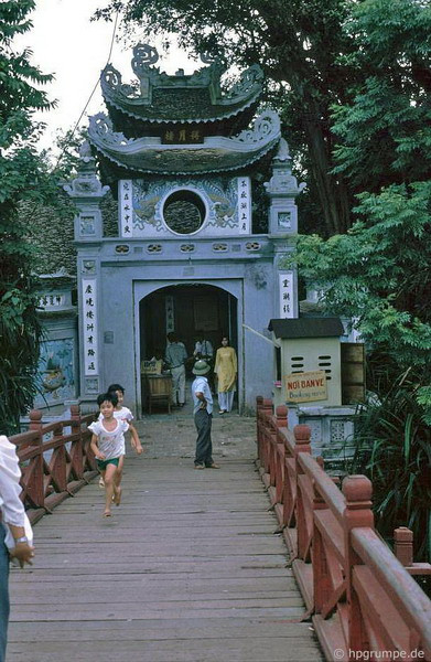 Cổng đền Ngọc Sơn.