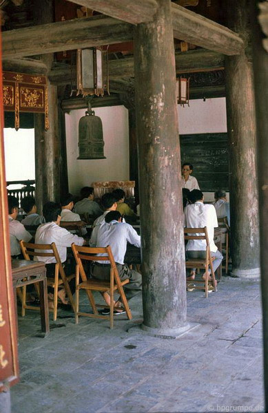 Một lớp học tại Văn Miếu.