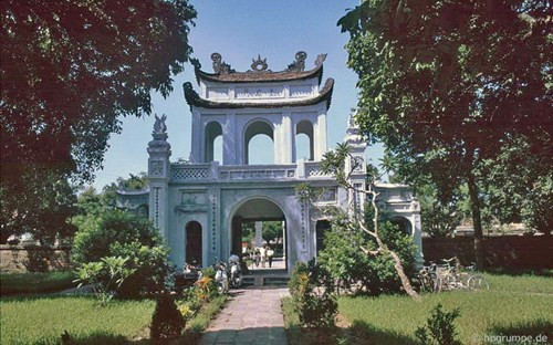Mặt sau của Văn Miếu môn.