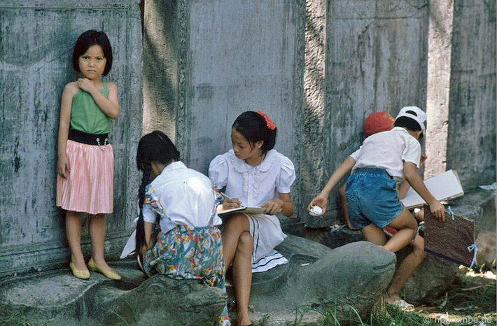 Trẻ em học vẽ ở vườn bia.