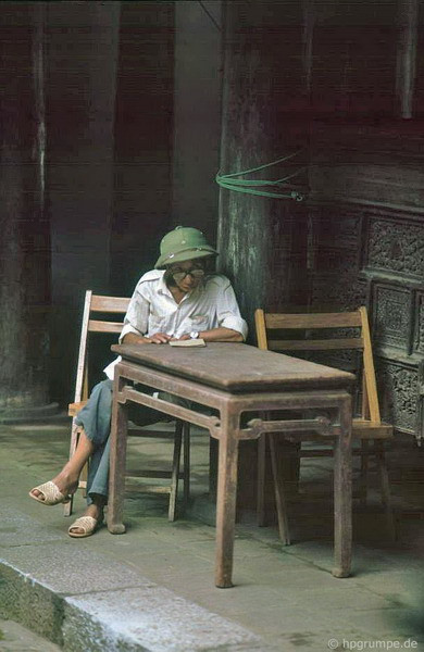 Cụ già đọc sách trong Văn Miếu.