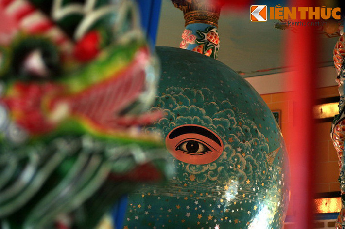 Khu chính điện của Tòa Thánh là nơi thờ Thiên Nhãn - biểu trưng cho con mắt của Thượng Đế nhìn thấy rõ tất cả những hành vi thiện ác của khắp nhân gian, để khen thưởng hay xử phạt một cách công bình. Nơi đây có quả Càn Khôn lớn tượng trưng cho vũ trụ với Thiên Nhãn nằm trên vì sao Bắc Đẩu xung quanh là 3.072 vì sao tượng trưng 72 quả địa cầu và 3.000 thế giới.