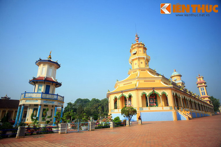 Theo thiết kế ban đầu, Tòa Thánh dài 135m, rộng 27m, nền cao 1,8m. Tuy nhiên, khi mới khởi công xây dựng Tòa Thánh, Hội Thánh gặp khó khăn về tài chính nên khi thi công đã thu bớt lại kích thước trên. Kích thước thực tế chỉ còn dài 97,5m, rộng 22m.