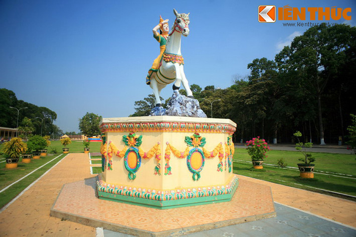 Trước Đền Thánh là một sân rộng gọi là Đại Đồng Xã với thảm cỏ xanh, với tượng Thái tử Si Đạt Ta (tên Đức Phật thời trẻ) ngồi trên lưng ngựa đi tìm đạo.