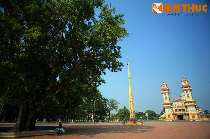 Khoảng sân gạch trước cửu trùng thiên hướng ra cây Bồ đề cổ thụ do Đại đức Thera Narada, phó Tăng thống Phật giáo Srilanka, tặng cây con chiết từ cây Bồ đề ở Chùa Mahabodhi (Bồ Đề Đạo Tràng), Ấn Độ cho Tòa Thánh năm 1953. Cách cội bồ đề không xa có cột phướn cao 18m.