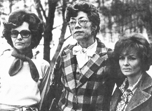 Năm 1976, ba phụ nữ lớn tuổi ở Kentucky (Mỹ) đang lái xe về nhà sau một buổi tiệc sinh nhật thì đột nhiên họ phát hiện ra một vật thể lạ lớn và sáng chói đang bay trên đầu. 80 phút sau đó, họ tỉnh dậy trong xe hơi đỗ tại một đồng cỏ xa lạ trong tình trạng không nhớ nổi những gì vừa xảy ra. Họ cũng không thể giải thích được những vết bỏng trên cơ thể mình. Sau khi được thôi miên, họ đã kể lại việc bị người ngoài hành tinh bắt cóc và làm thí nghiệm trên một phi thuyền lạ. Một người trong số họ còn khẳng định mình đã bị “làm nhục”.