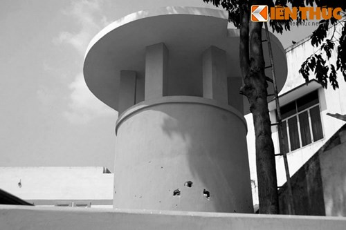 Lực lượng lính gác có vũ trang luôn canh phòng cẩn mật khu khám đường 24/24 giờ.