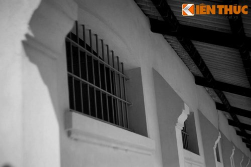 Đặc biệt từ năm 1956 Mỹ - Diệm mở Chiến dịch lớn đàn áp phong trào cách mạng miền Nam. Thời gian này nhiều cơ sở cách mạng của ta bị lộ, chiến sĩ cách mạng của ta bị bắt ngày càng đông.