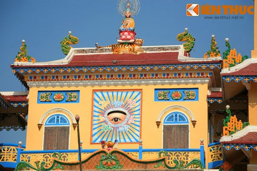 Nằm trên Tịnh Tâm Đài ở mặt tiền, Phi Tưởng Đài như cái trán với hai cửa được coi như hai con mắt. Giữa hai cửa là biểu tượng Thiên Nhãn. Trên cao có tượng Phật ngồi trên lưng hổ và tòa sen. Biểu tượng con hổ tượng trưng năm Bính Dần (1926) là năm Khai Đạo Cao Đài.