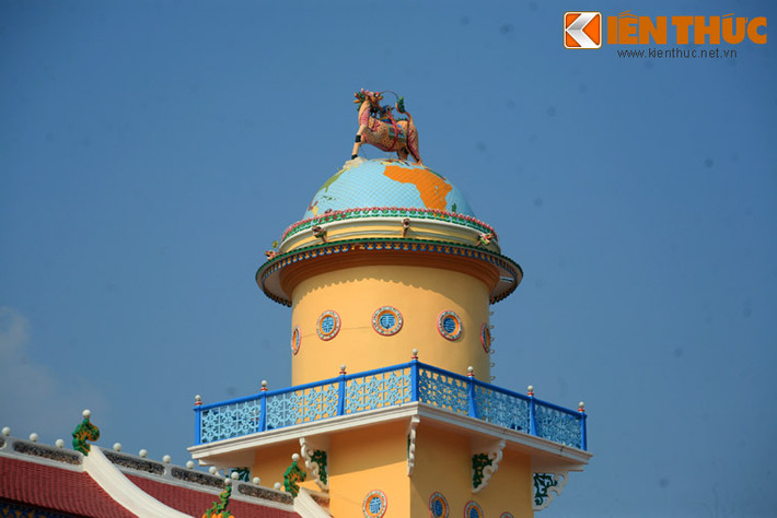 Nghinh Phong Đài là một đài cao 17m, trên có tượng Long Mã mang Hà Đồ chạy về hướng Tây, quay đầu về hướng Đông, hàm nghĩa “Đạo phát ư Đông, di ư Tây, phản hồi ư Đông” (Đạo xuất phát từ phương Đông, truyền qua phương Tây, rồi cũng trở về phương Đông).