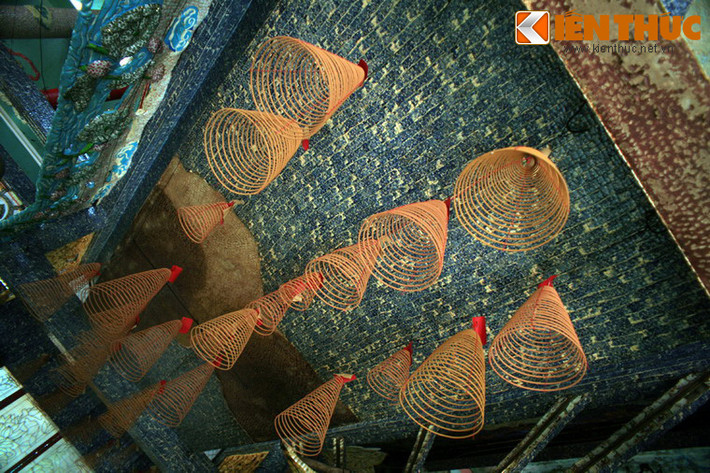 Lúc đầu, miếu chỉ thờ những vị thần của người Hoa là Ngũ Hành Thánh Mẫu và Tề Thiên Đại Thánh. Về sau thờ thêm Phật Di Lặc, Quan Âm, Thập Bát La Hán và những vị thần dân gian Việt Nam như Bà chúa xứ Châu Đốc, Cửu Huyền Thất Tổ...