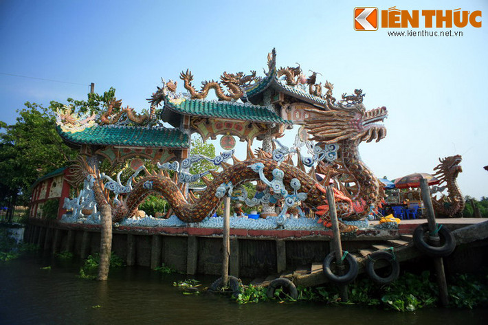 Ban đầu miếu có quy mô nhỏ, làm bằng tre và lá dừa. Sau nhiều thập kỷ, miếu được các nhà buôn và bô lão trong vùng đóng góp để xây dựng, dần dần trở thành ngôi miếu bề thế có kiến trúc độc đáo.