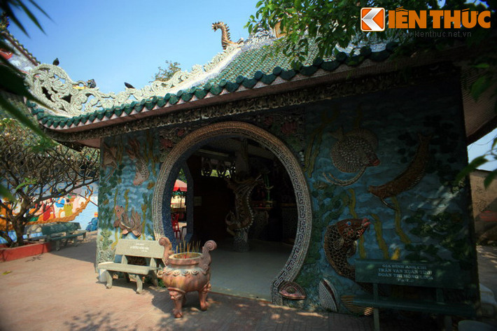 Chính điện nằm bên phải trung điện, thông với trung điện qua một khoảng sân nhỏ.