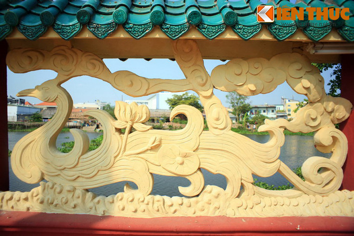 Tường bao quanh miếu được tạo hình tinh tế.