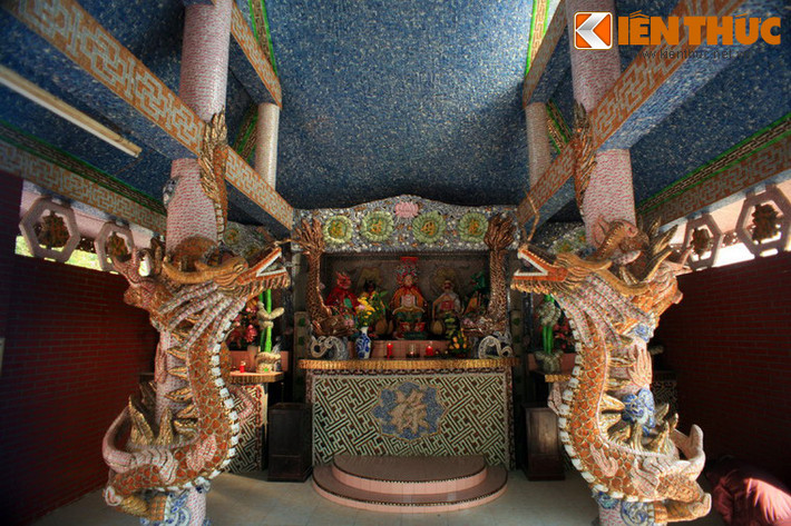 Ngũ Hành Thánh Mẫu được thờ ở trung tâm chính điện.