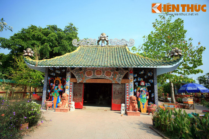 Gian tiền điện nằm sau cổng miếu.