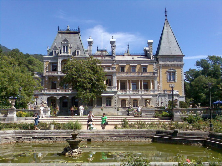Nằm ở một chân núi gần Yalta và được rừng cây bao quanh, lâu đài Massandra là một trong những di tích lịch sử đẹp nhất bên bờ biển Crimea. Công trình được xây dựng vào thế kỷ 19 làm nơi ở cho Sa hoàng Alexander III. Từ năm 1992, lâu đài được sử dụng như một bảo tàng công cộng.