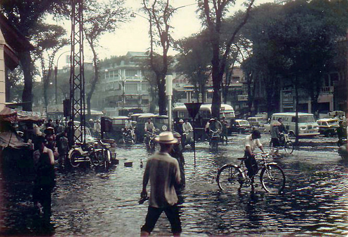 Từ góc Lê Lợi - Pasteur nhìn về phía ngã tư Lê Lợi - Công Lý (Đồng Khởi), một ngày mưa ở Sài Gòn thập niên 1960.