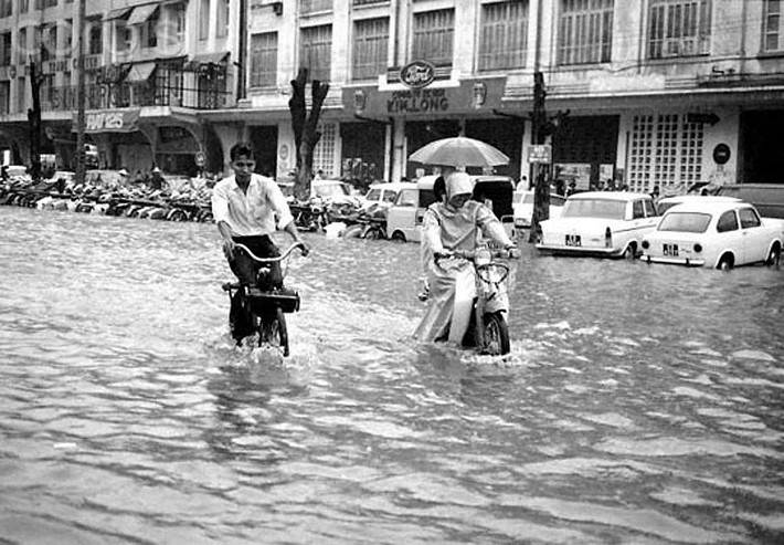 Cảnh ngập lụt trên đại lộ Lê Lợi vào một ngày mưa ở Sài Gòn thập niên 1960.