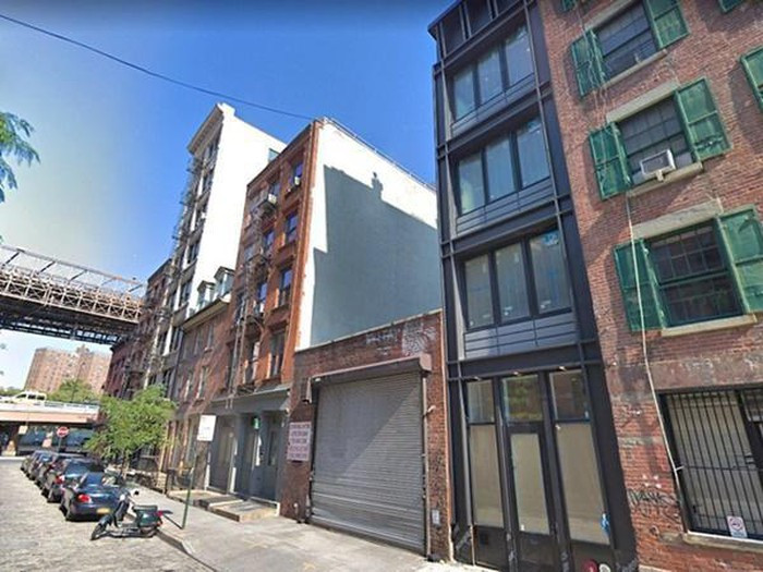 Một căn nhà phố ở khu Hạ Manhattan, New York, Mỹ với phòng rộng nhất có chiều ngang chỉ 3m sắp được bán với giá 5 triệu USD (~116 tỷ đồng).