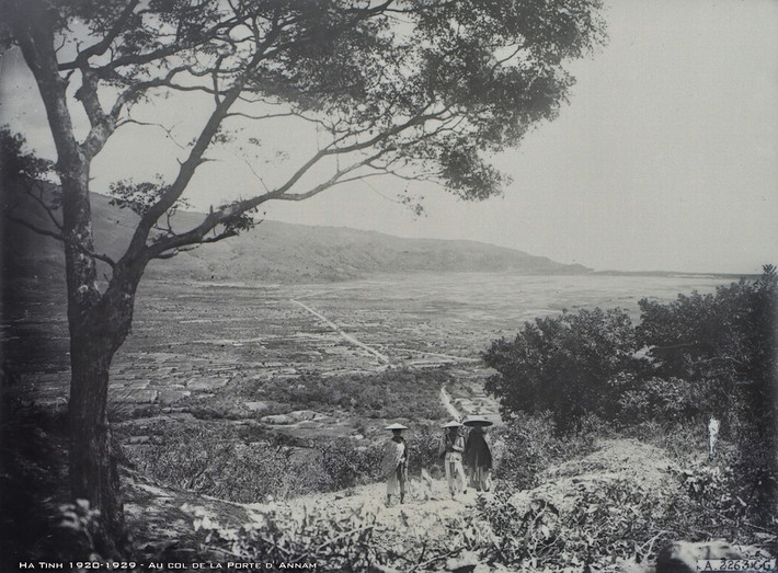 Khách bộ hành trên Đèo Ngang, thập niên 1920.