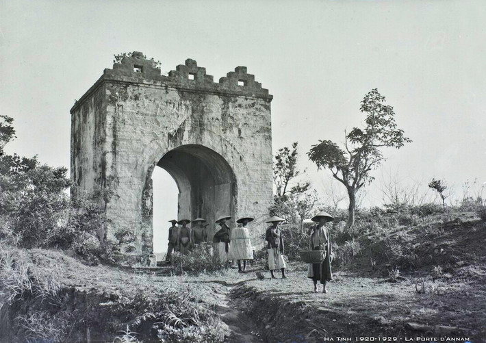 Những người nông dân đi qua vòm cổng của Hoành Sơn Quan, thập niên 1920.
