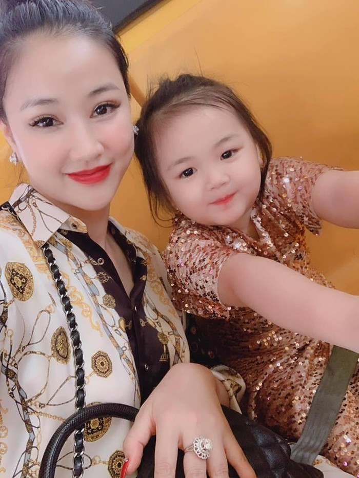 Chia sẻ lý do giấu chuyện mang thai và sinh con, Maya bộc bạch, cô đã hoạt động lâu năm trong làng giải trí nên việc giữ im lặng sẽ giúp cuộc sống của cô yên bình hơn. Đồng thời, người đẹp nghĩ rằng có con là "lộc trời cho" nên là chuyện vui, cô không giấu bạn bè và người thân nhưng ngại chia sẻ trước truyền thông.