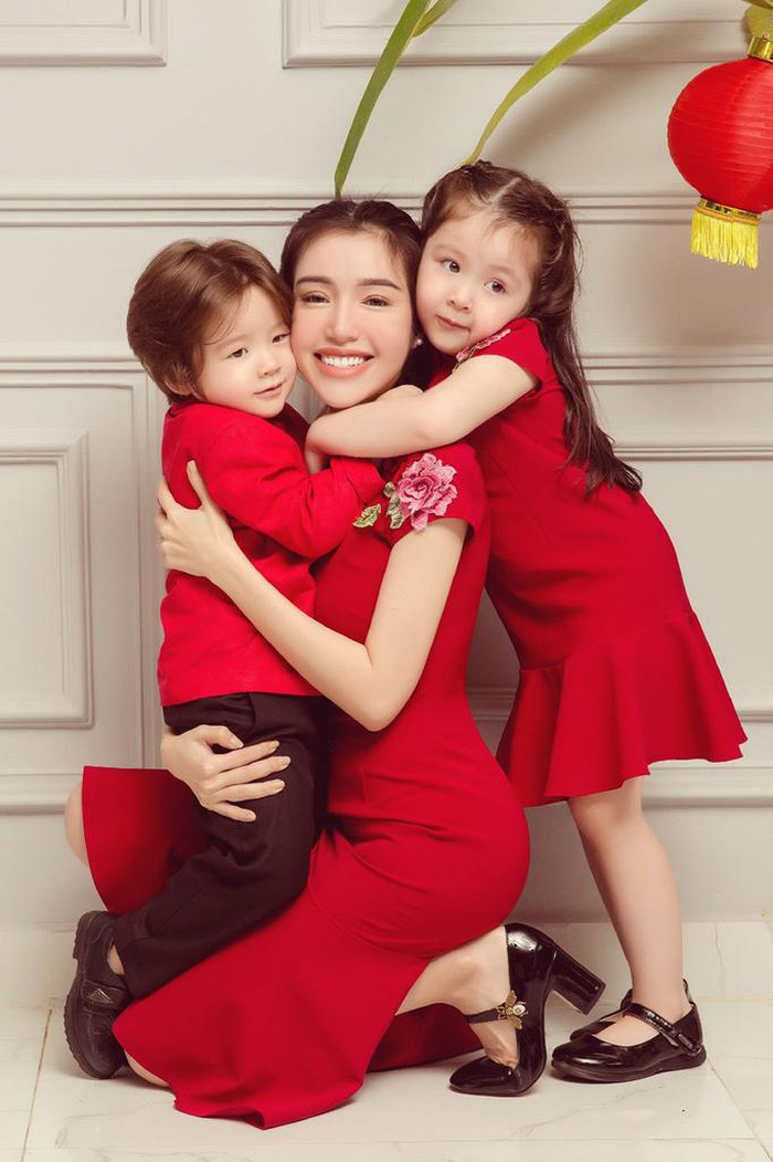 Năm 2014, Elly Trần khiến dư luận "choáng váng" khi thông báo đã sinh con gái đầu lòng hơn 2 tháng - bé Cadie Mộc Trà. Thời điểm đó, không ít khán giả nghĩ rằng cô đã nhờ người mang thai hộ bởi vóc dáng của người đẹp không có sự thay đổi.