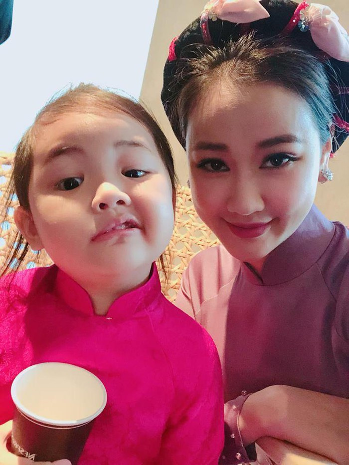 Maya thường xuyên chia sẻ những khoảnh khắc đáng yêu của mình và con gái lên trang cá nhân. Hầu hết, khán giả đều cho rằng "công chúa nhỏ" nhà Maya được thừa hưởng rất nhiều nét đẹp từ mẹ và rất dễ thương.