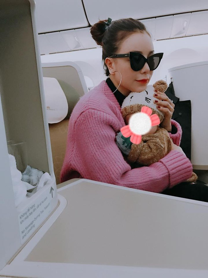 Mới đây, Trà Ngọc Hằng gây xôn xao dư luận khi xác nhận việc bí mật sinh con từ 4 tháng trước sau thời gian dài im ắng. Tuy cuộc sống mẹ đơn thân có nhiều vất vả nhưng cô lại cảm thấy vô cùng tuyệt vời.