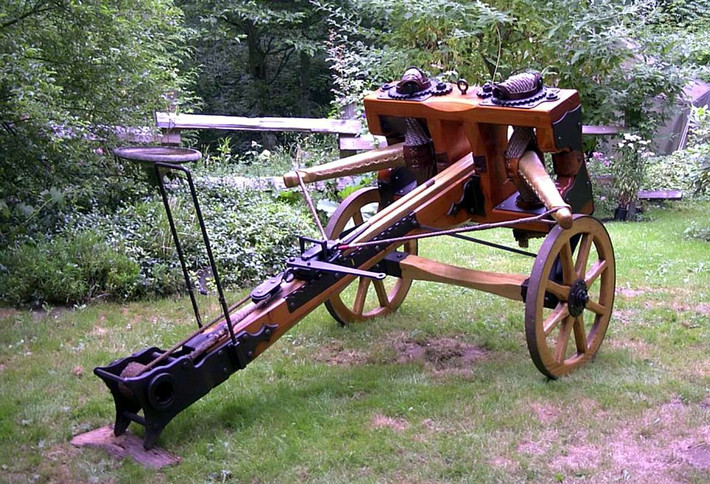 Vào thời kỳ của hoàng đế La Mã Julius Caesar, Ballista được biên chế chính thức trong tất cả các quân đoàn và chứng tỏ giá trị của mình trong các hoạt động vây hãm và phòng thủ, trên bộ hay dưới nước.